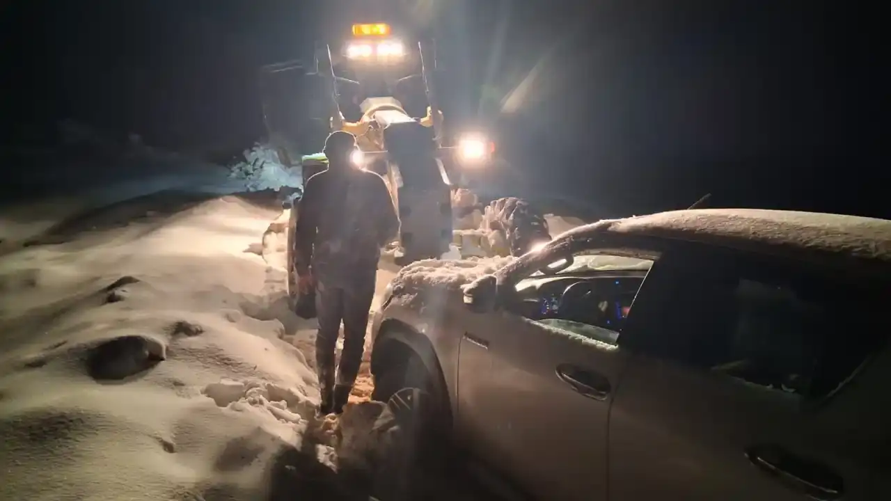 Antalya Kırsalında Ulaşım Hattı Durdu, Ekipler Seferber Oldu 1